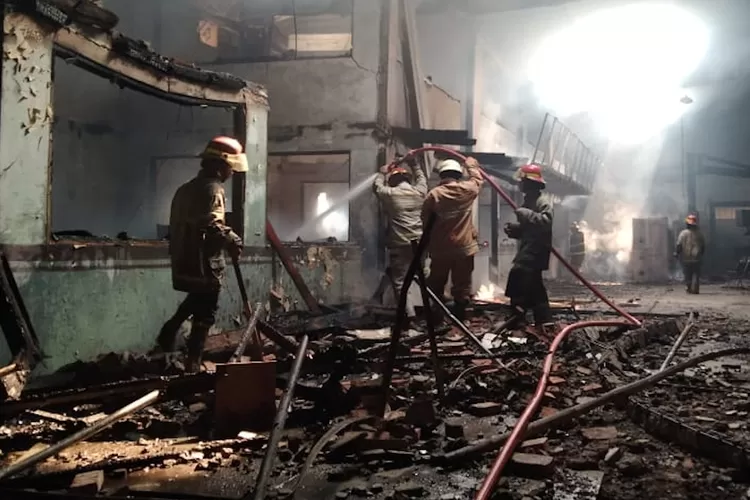 Warga RT4/1 Kelurahan Mekarsari, Kecamatan Cimanggis, Depok, menuntut kepada pihak keamanan gedung bekas PT Tranka Kabel, untuk membuat klarifikasi kepada media atas kebakaran yang terjadi, Jumat (10/11).