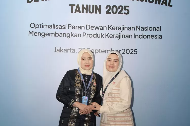 Ketua Dekranasda Kabupaten Asahan Ny. Yusnila Indriati Taufik, didampingi Wakil Ketua Dekranasda Ny. Junita Rianto (Ist)