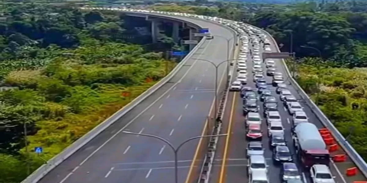 Antrean kendaraan memadati Exit Tol Parungkuda menuju Sukabumi saat puncak arus libur Lebaran (Ist)