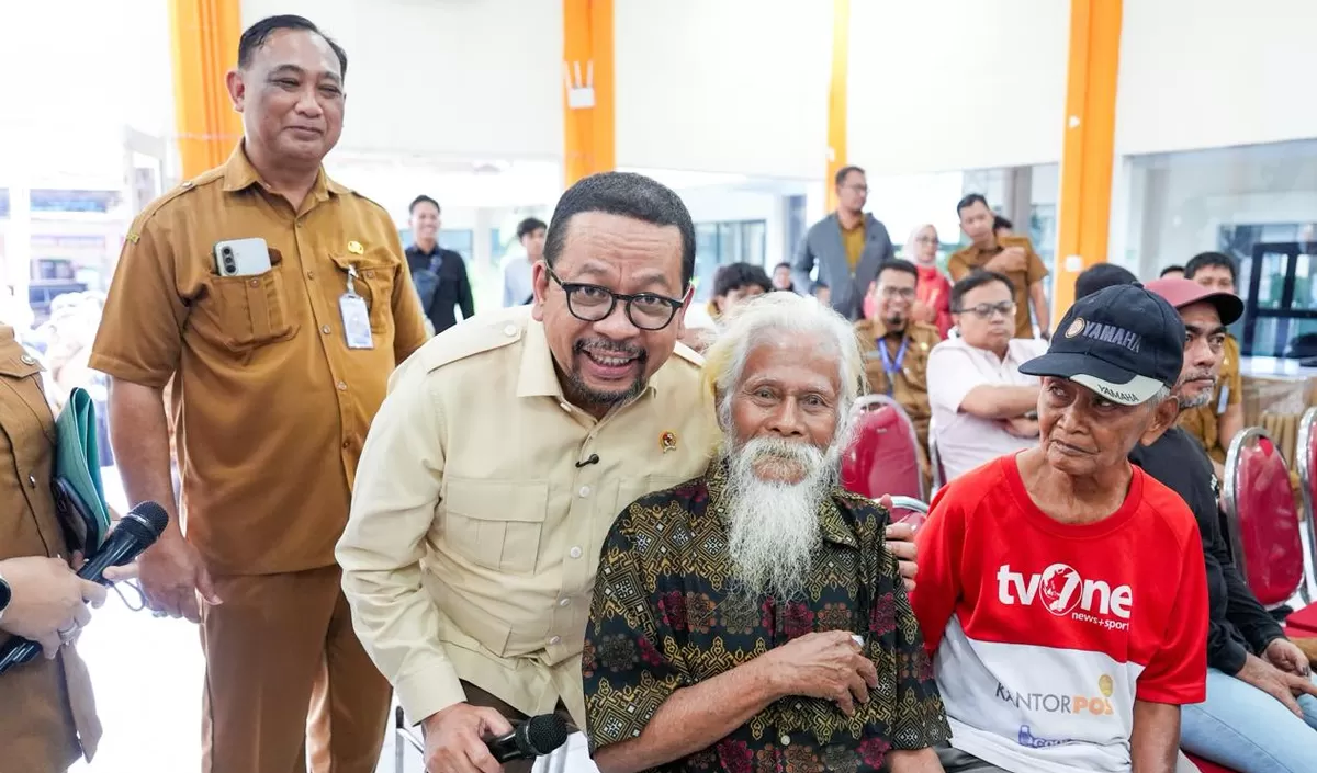 Kepala Badan Komunikasi Pemerintah (Bakom) RI, Muhammad Qodari, meninjau langsung pelaksanaan program Digitalisasi Perlindungan Sosial (Perlinsos) di Kecamatan Tambaksari, Surabaya, pada Selasa (28/7/2026). (Dok. Bakom RI)