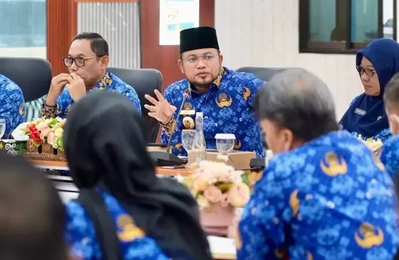 Gubernur Harum memimpin rapat rutin awal pekan. Ingatkan serapan anggaran jelang akhir tahun. (ARIEF M/ADPIMPROV KALTIM)