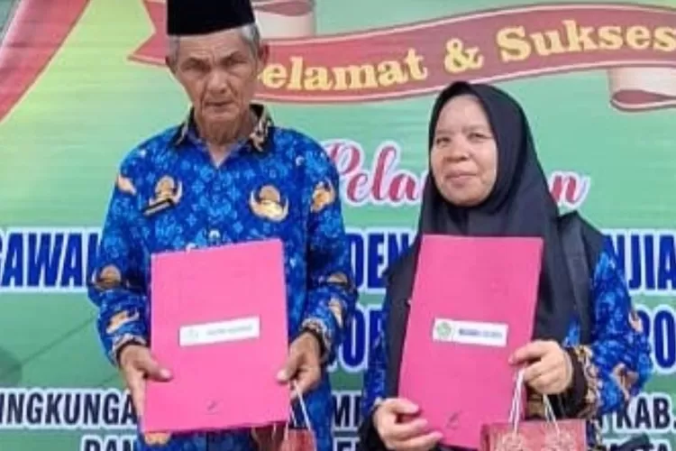 Kebahagiaan Pasutri Arpan Harahap dan Masnawari Hasibuan tak disangka lulus PPPK Kemenag dan ketiga anaknya kini menyandang gelar sarjana.