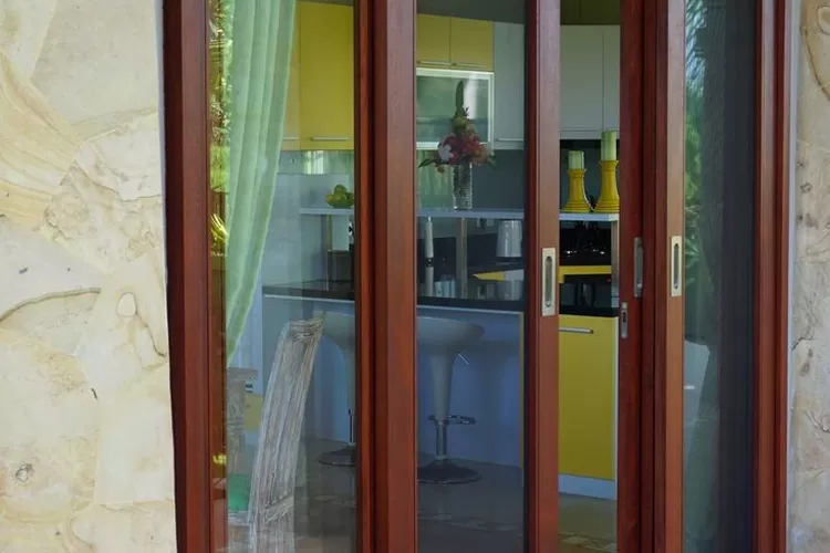 7 Tren Desain Pintu Belakang Minimalis, Solusi Elegan untuk Ruang Terbatas!