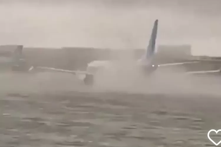 Bandara Dubai lumpuh diterjang hujan badai, Selasa 16 April 2024. (tangkapan layar)