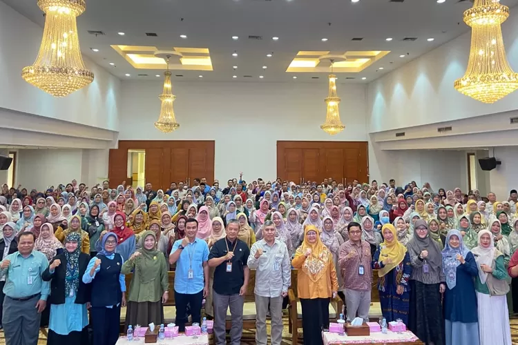 Foto bersama usai pembukaan kegiatan Bimtek Penguatan Kompetensi di aula lantai 10, Gedung Baleka 2, Lantai 10, Balaikota Depok. (ANDIKA EKA/RADAR DEPOK)