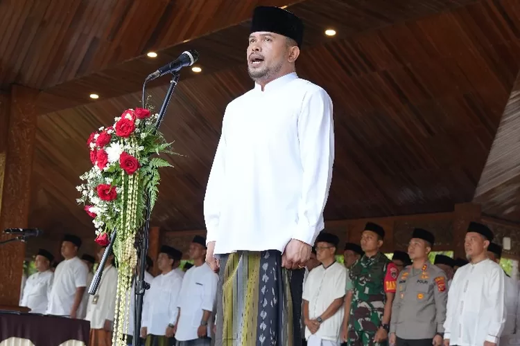Wakil Bupati Purwakarta Abang Ijo Hapidin memimpin Apel Peringatan Hari Santri Nasional 2025 di Alun-alun Taman Pasanggrahan Padjajaran, Rabu 22 Oktober 2025. (Foto: Istimewa )