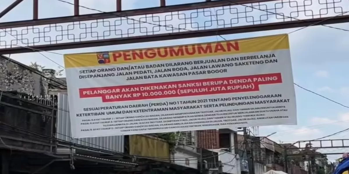 Trotoar dipenuhi PKL di kawasan Surya Kencana, pejalan kaki terpaksa turun ke jalan (Ist)