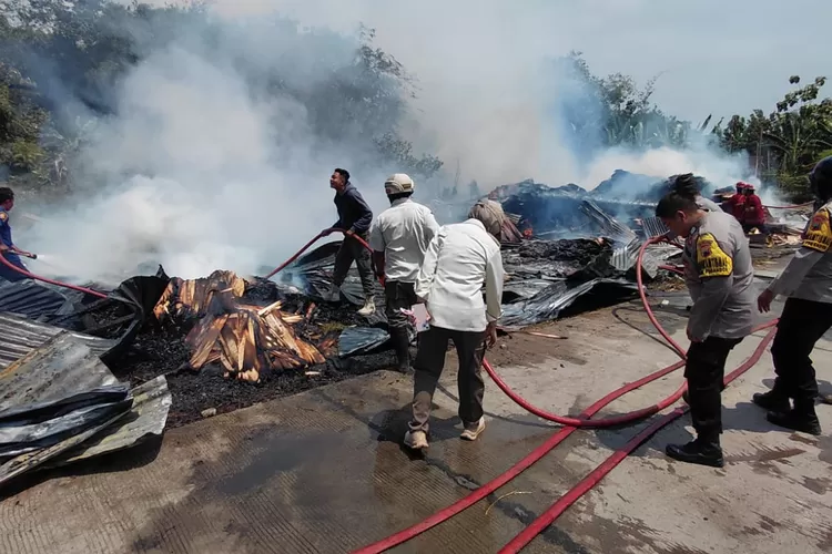 &nbsp;  Petugas Damkar dan Polsek Pegandon brgotong royong padamkan kebakaran di&nbsp; pabrik triplek rumahan di Desa Pucangrejo Rabu 8 oktober 2025.  (dokumen)