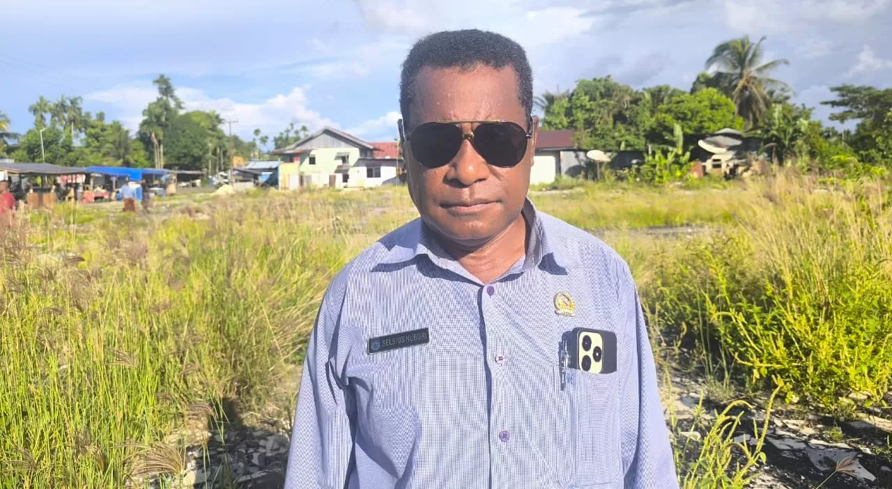 Anggota DPRK Waropen Selsius Nuburi saat bersama unsur Forkompimda usai meninjau lokasi rencana Pembangunan Pasar Urfas.  (CENDERAWASIH POS/ISMAIL)