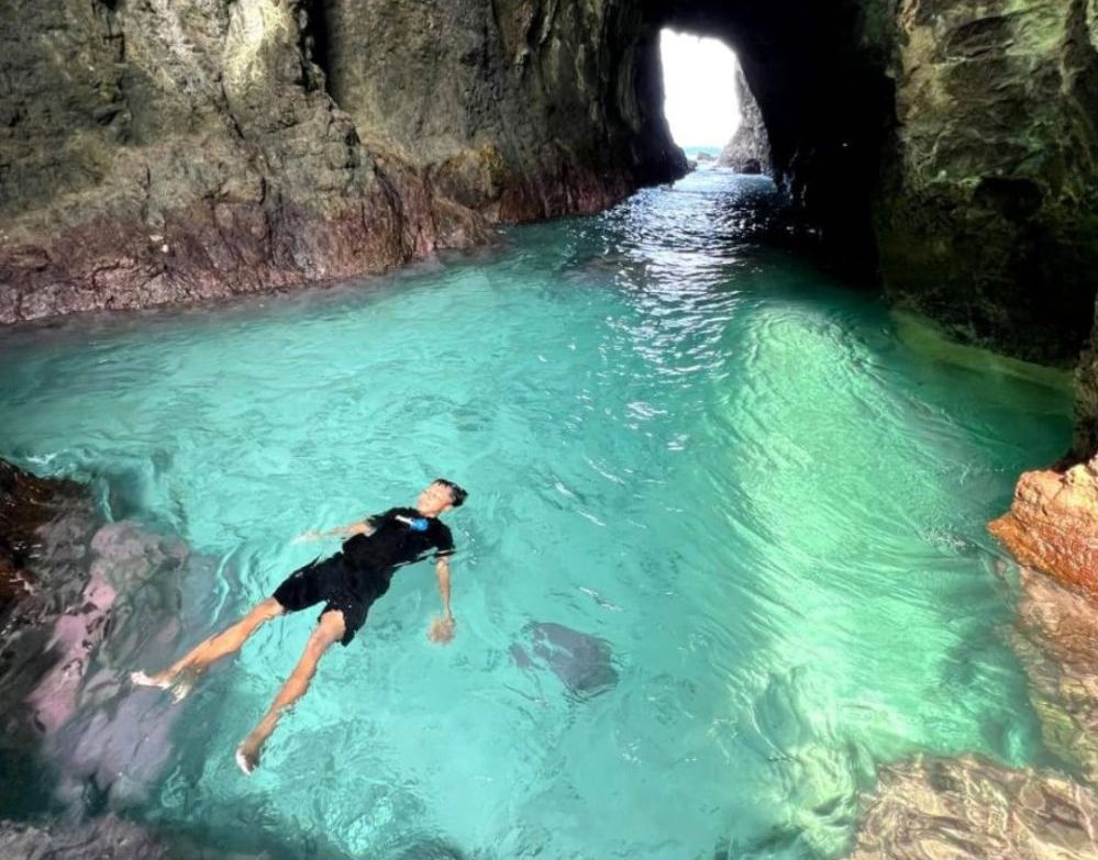 Berenang di Gua Bedil 