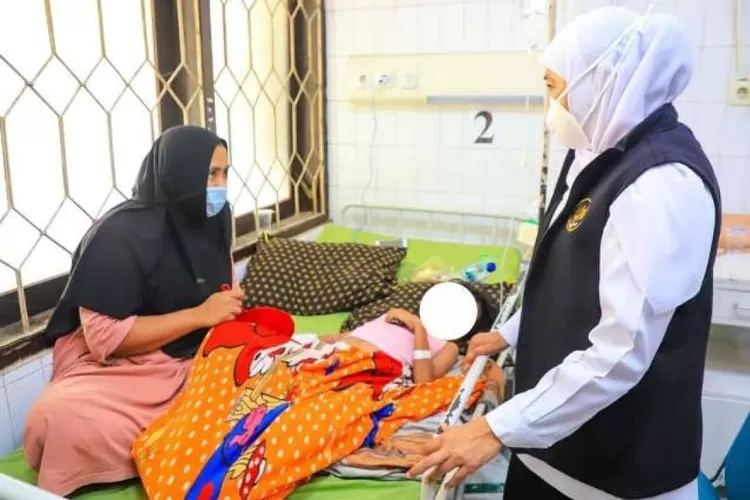 Gubernur JawaTimur Khofifah Indar Parawansa jenguk salah seorang anak pasien campak di RS Moh Anwar Sumenep