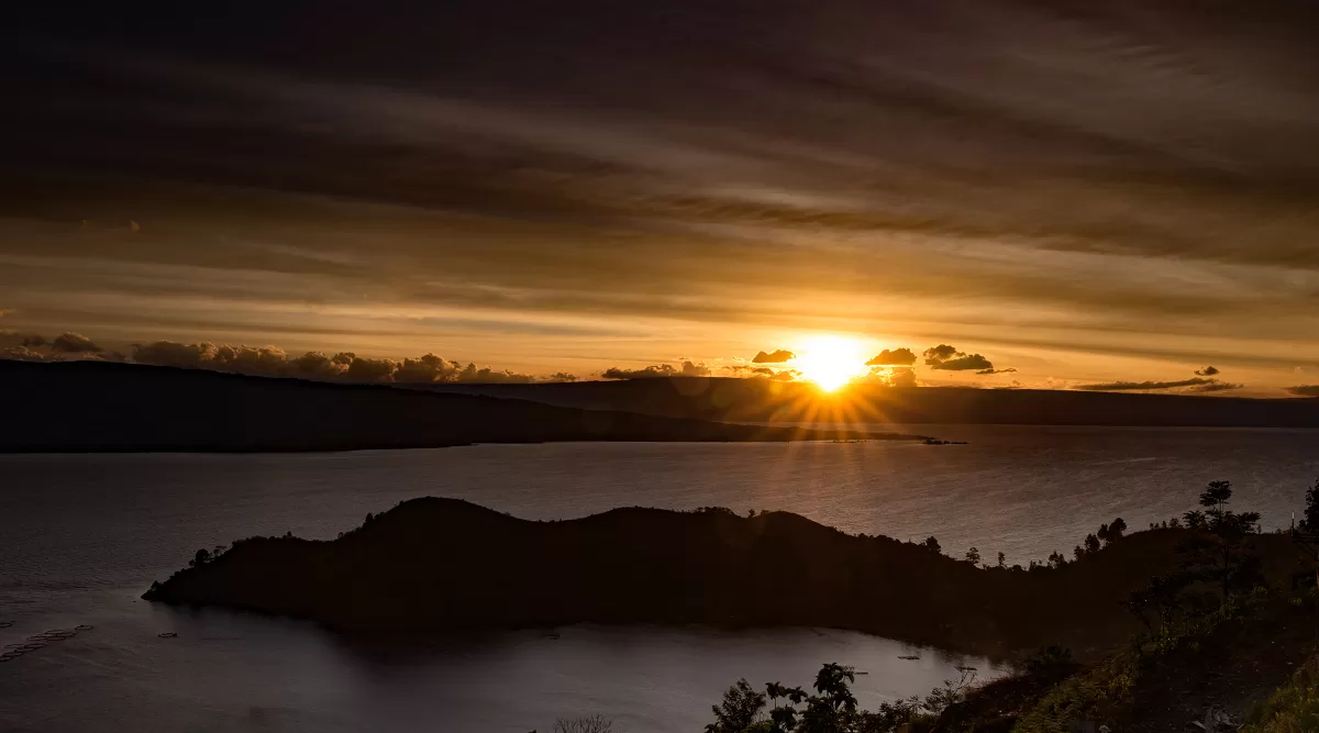 Menyusuri Keindahan Tanjung Unta di Danau Toba, Tempat Terbaik Menikmati Sunset dan Udara Sejuk Pegunungan. (backpacker.com)