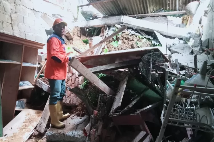 Tim TRC melakukan pembersihan dilokasi rumah warga Ladang Neubok, Kecamatan Jeumpa, Abdya yang tertimpa longsor, Selasa (24/12/2024)