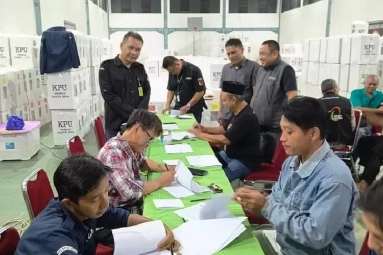 Panwascam Cinere memantau finishing penghitungan suara di sekretariat PPK Cinere, di perumahan BPK Kelurahan Gandul, Cinere, Depok, Kamis (29/2). (RADAR DEPOK)