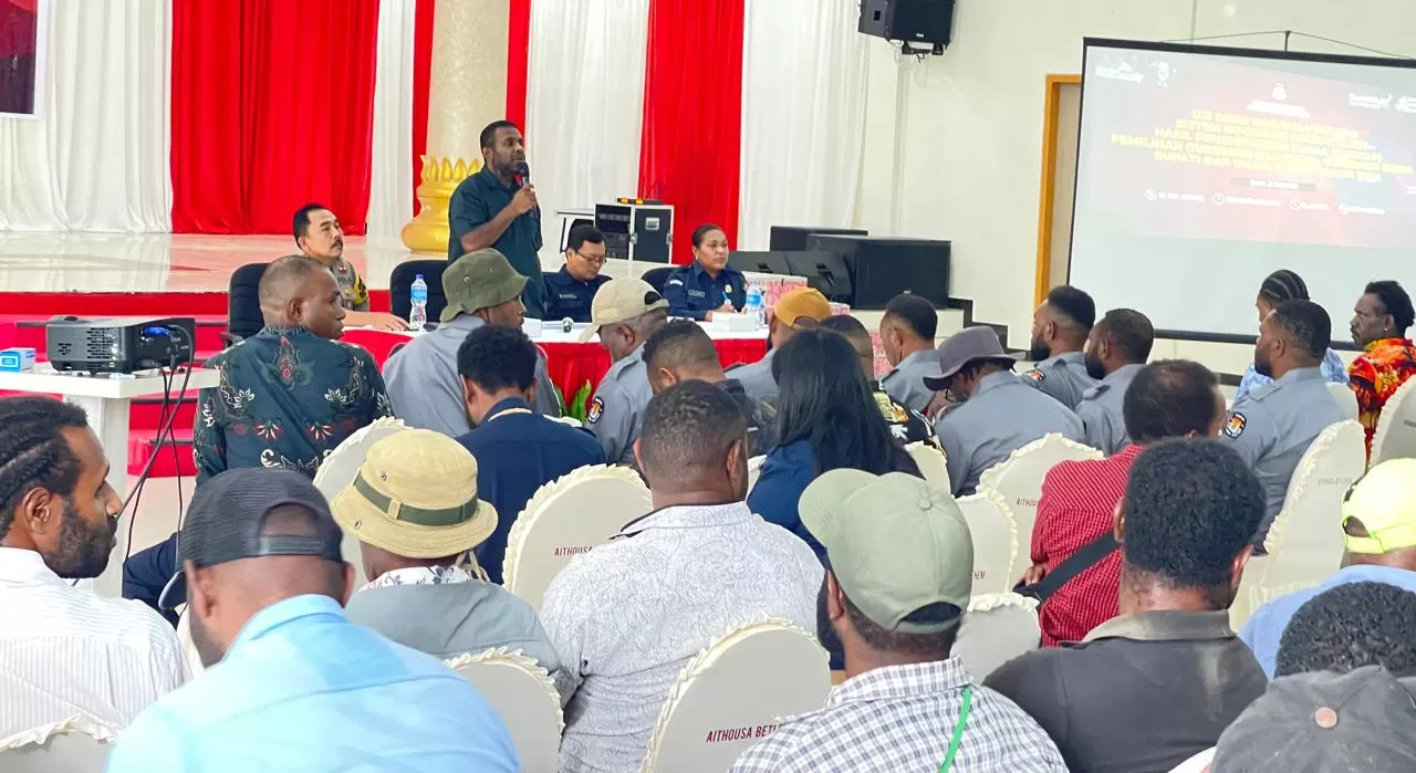 Komisioner KPU Provinsi Papua Pegunungan Devisi data dan Informasi  Naftali E Pawika saat memberikan materi uji coba nasional tahap II sistem informasi rekapitulasi hasil penghitungan suara (Sirekap). (Denny/ Ceposonline)