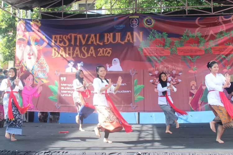 Pelaksanaan festival bulan bahasa di SMPN 15 Depok, yang terletak di Jalan Pondok Tipar, Kelurahan Mekarsari, Kecamatan Cimanggis.  (ANDIKA EKA/RADAR DEPOK)