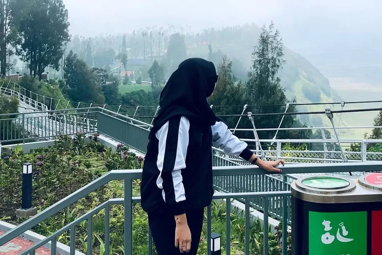 3 rekomendasi wisata di Probolinggo (Sumber - Jembatan Kaca Seruni Point : Instagram @rizqyarifaaa__)