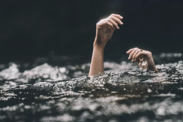 Ilustrasi tenggelam (Foto/ Unsplash - @blakecheek)