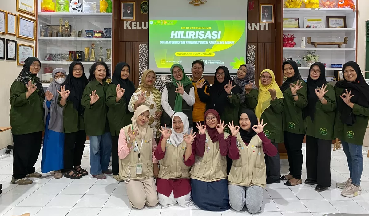 Dosen Ilmu Komunikasi UIN Sunan Kalijaga Dr. Rika Lusri Virga (tengah) bersama pengelola bank sampah dalam sosialisasi situs web GenHi di Kelurahan Purwokinanti, Yogyakarta. (FOTO: Ist)