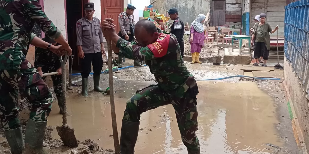 Personel TNI bersama Polri dan warga membersihkan ruang kelas sekolah terdampak banjir di Sipirok, Tapanuli Selatan. (Ist)