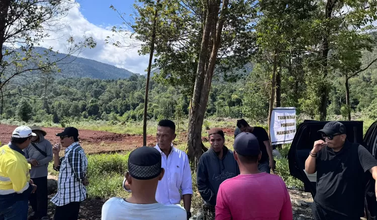FOTO: Tampak sebagian petani Laoli Lutim sedang berjaga di lahan sengketa. (Dok.Istimewa)