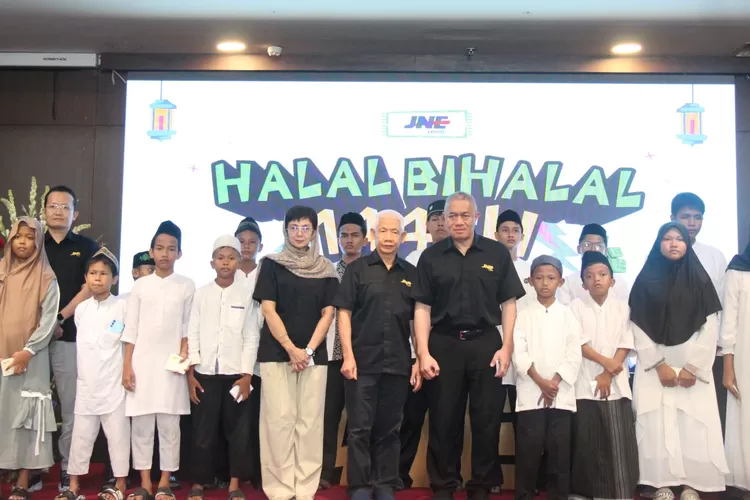 Foto bersama Manajemen dan Jajaran Direksi bersama anak-anak yatim dari Yayasan Al-Mustaqim pada acara Halalbihalal 1446 H.  (Foto: Dok. Istimewa)