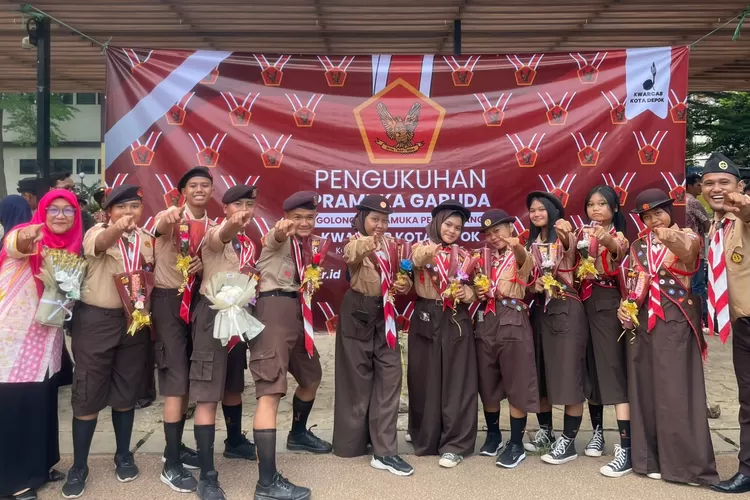 Foto bersama usai pengukuhan Pramuka Garuda SMPN 27 Depok, di Depok Open Space (DOS), beberapa waktu lalu.  (ANDIKA EKA/RADAR DEPOK)