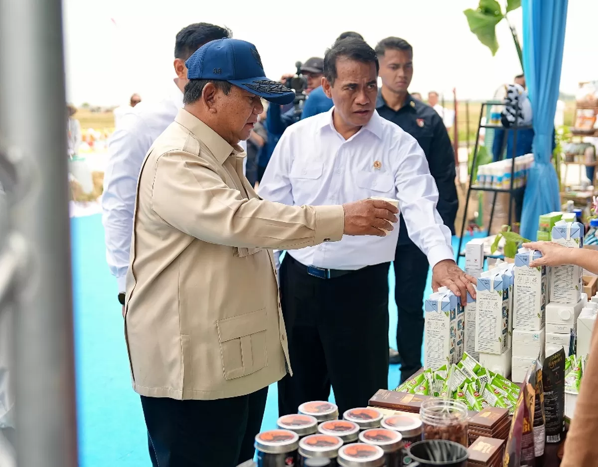 Presiden Prabowo Subianto saat meninjau galeri stand di acara Panen Raya dan Pengumuman Swasembada Pangan di Karawang, Jawa Barat, Rabu (7/1/2026). (Kalimantansatu.com/Dok. Tim Media Presiden Prabowo Subianto)