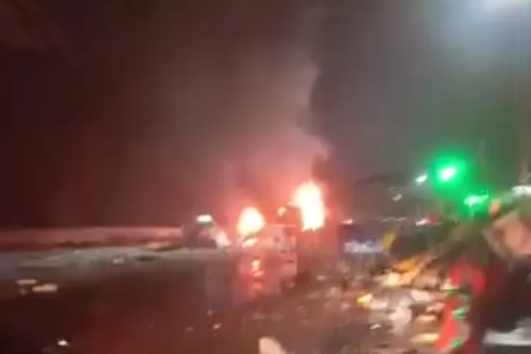 Kecelakaan beruntun menewaskan 8 orang, belasan luka-luka. (heraloebss / Hukamanew.com)