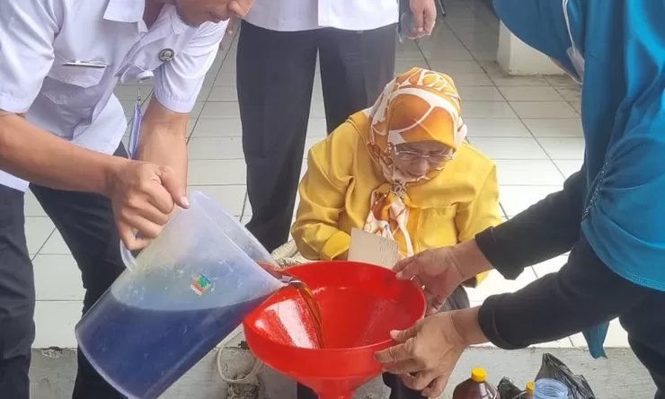 Kelurahan Pasir Putih Depok Kumpulkan 500 Liter Minyak Jelantah, Kasi Kemas : Target Kami Sebanyak-banyaknya