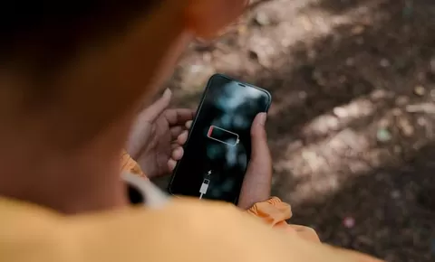 5 Penyebab Baterai Handphone Cepat Habis Saat Traveling dan Solusinya