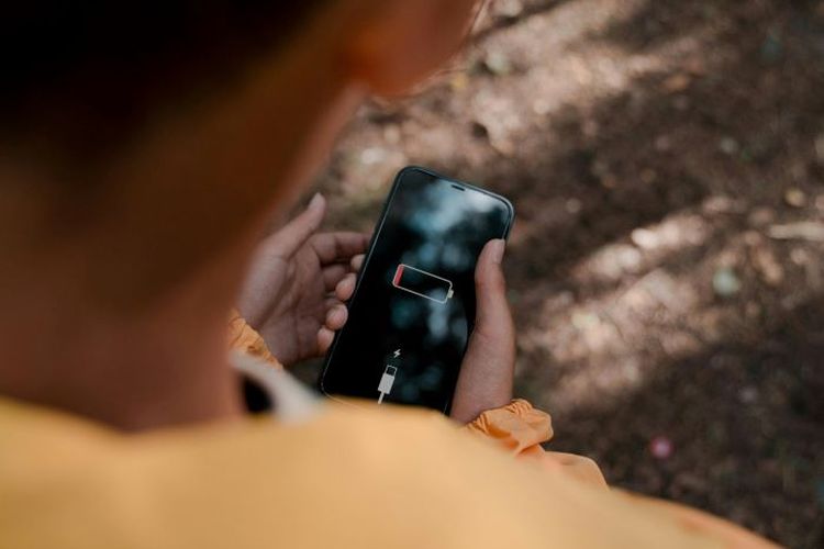 5 Penyebab Baterai Handphone Cepat Habis Saat Traveling dan Solusinya