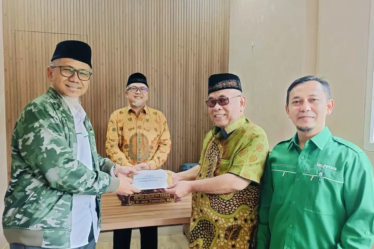 epala Kantor LAZ PERSIS Jakarta, H. Asep Djuanda secara simbolik memberikan donasi kepada Wasekum PP PERSIS, Ustaz H. Faisal Nursyamsi - Foto: Istimewa