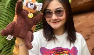 Liburan Seru di Taman Safari Bogor, Yuk Borong Promo Souvenir Magnetic Shoulder Plush di Safari Wonders!