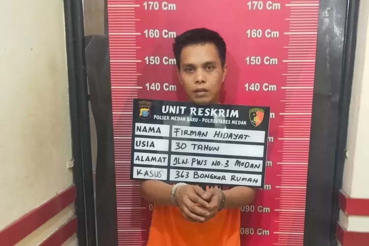 Ditembak polisi karena melakukan perlawanan dan berusaha kabur, pelaku spesialis curat di dalam rumah berinisial FH alias P Man diamankan di Polsek Medan Baru guna mempertanggung jawabkan perbuatannya, Kamis (6/6/2024)