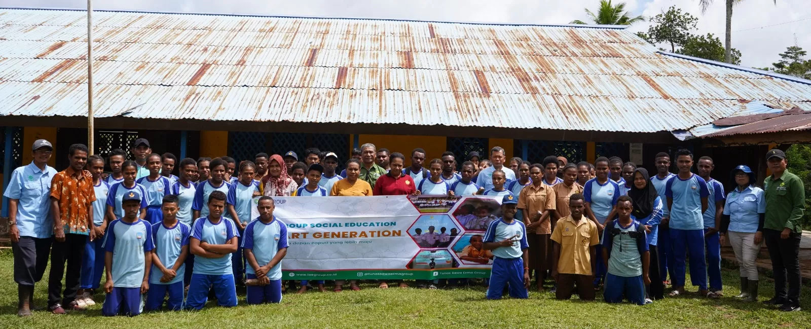 Tunas Sawa Erma (TSE) Group bersama para siswa dan guru di SMP Negeri Jair, Kampung Getentiri, Distrik Jair, Kabupaten Boven Digoel, Papua Selatan pada Jumat (8/3/2024).  (TSE GROUP)