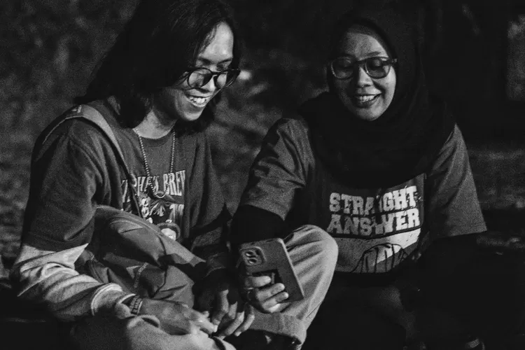 Sosok Kedua Personel Band Sukatani yang viral usai bawakan lagu 'Bayar Bayar Bayar' polisi. (Foto/X @bagusboker)