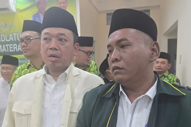 Ketua PCNU Labura Ahmad Bukhori (kanan) bersama menteri ATR/BPN Yusron Wahid (kiri) saat pertemuan rapat koordinasi di Kantor Gubernur Sumut, Rabu (7/5/2025).