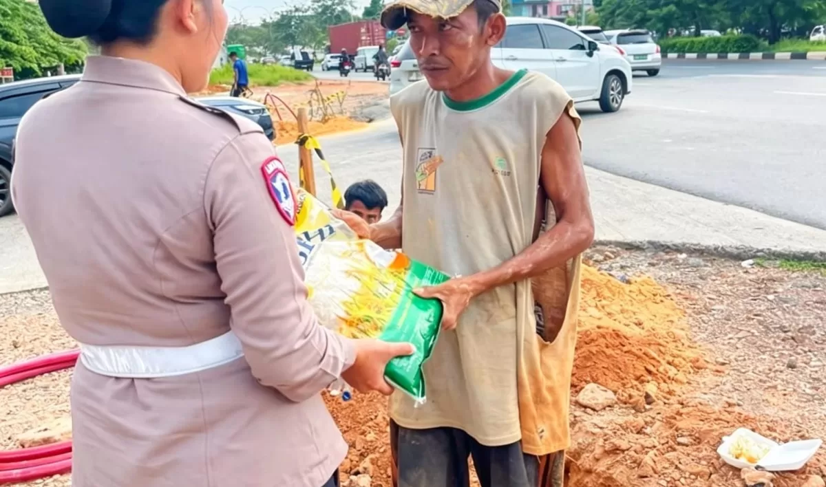 Melalui program rutin Minggu Kasih Polresta Barelang, terlihat senyuman tulus terlihat di wajah warga saat menerima bantuan. (Humas Polresta Barelang)