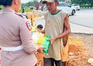 Wujud Kepedulian, Polwan Polresta Barelang Sapa Warga Sungai Panas dan Bagi Bantuan Pangan