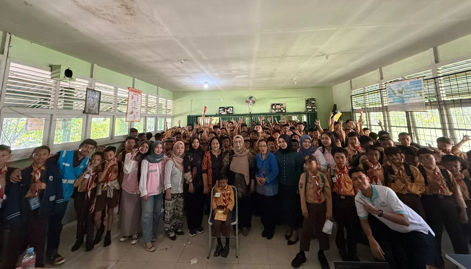 Para siswa SMP Negeri 18 Pontianak berfoto bersama tim PLN UPT Pontianak dan Srikandi PLN usai kegiatan edukasi keselamatan ketenagalistrikan.