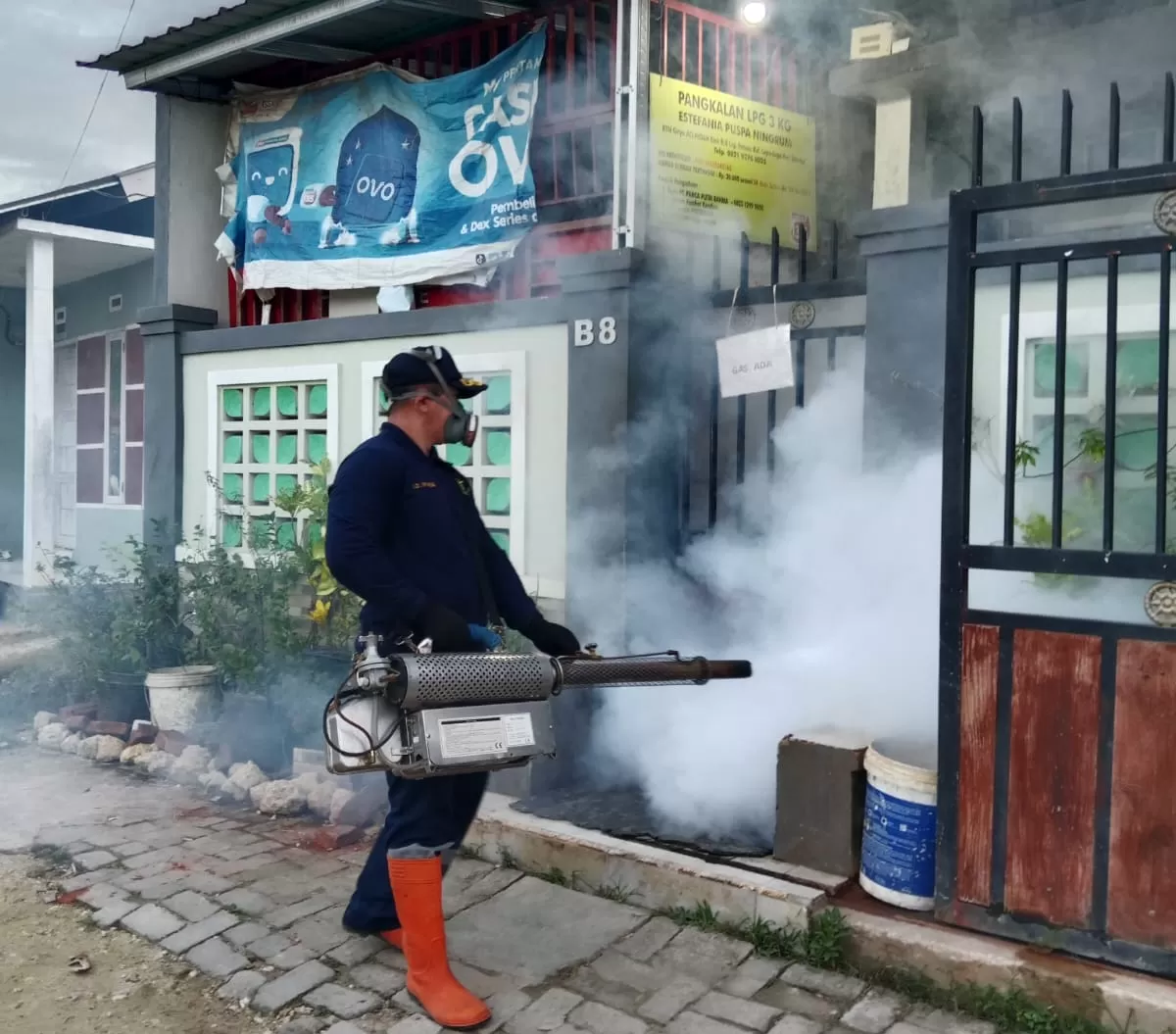 Personel Bid Dokke Polda Sultra melaksanakan fogging di Kelurahan Lepo-Lepo