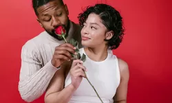 Ada yang Naksir Berat Nih! 5 Bahasa Tubuh Ini Jadi Pertanda Orang Lain Diam-diam Jatuh Cinta