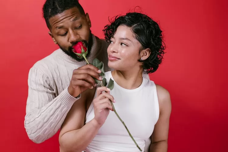 Ilustrasi Bahasa Tubuh Pria Diam Diam Jatuh Cinta. (Foto/Pexels.com/RDNE Stock project.)