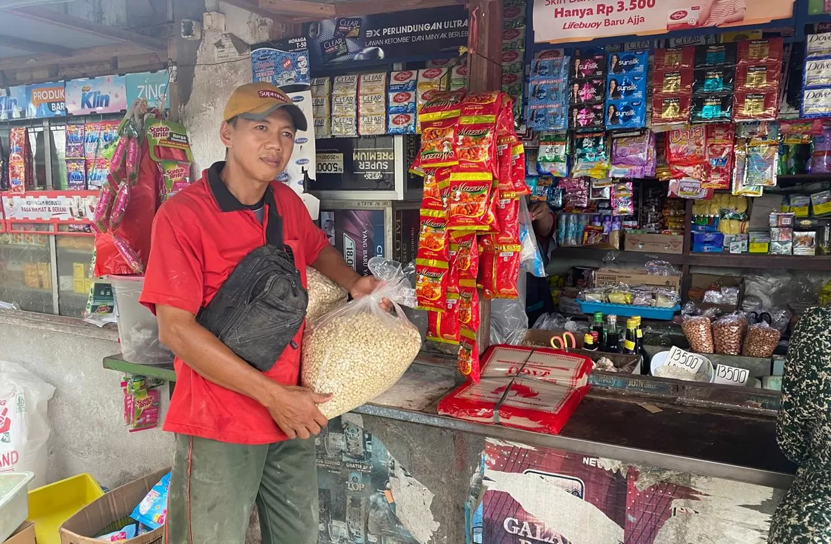 Samsul Arif di toko miliknya yang berada di pasar Bandung, Kecamatan Diwek, Jombang. (SketsaNusantara.id/As'ad Choirudin)