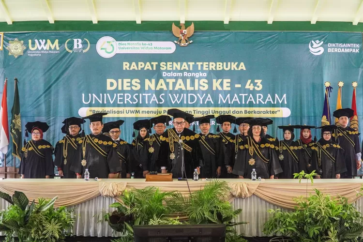 Universitas Widya Mataram (UWM) menyelenggarakan Upacara Dies Natalis ke-43 di Pendopo Agung Kampus Terpadu UWM, Banyuraden, Gamping, Sleman, Selasa (7/10/2025). (Foto: Dok. Istimewa)