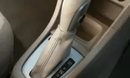 Jarang Ada yang Tahu, Ini Fungsi Tersembunyi Tombol 'Shift Lock' di Mobil Matic Anda