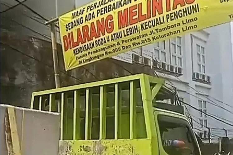 Truk yang membawa beban berat milik PT Mega Limo Estate dilarang melintas, Jalan Bukti Tambora, Kelurahan/Kecamatan Limo, Kota Depok. (RADAR DEPOK)