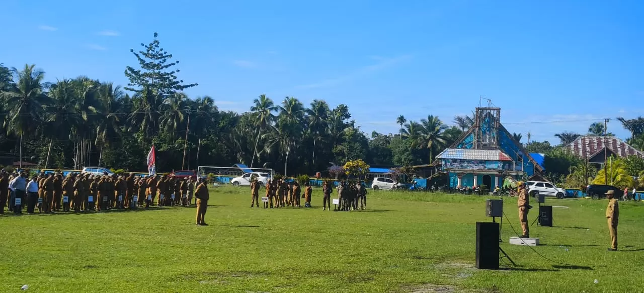 Suasana Apel Pagi dilingkungan Pemda Waropen, Senin (15/09).  (CENDERAWASIH POS/ISMAIL)