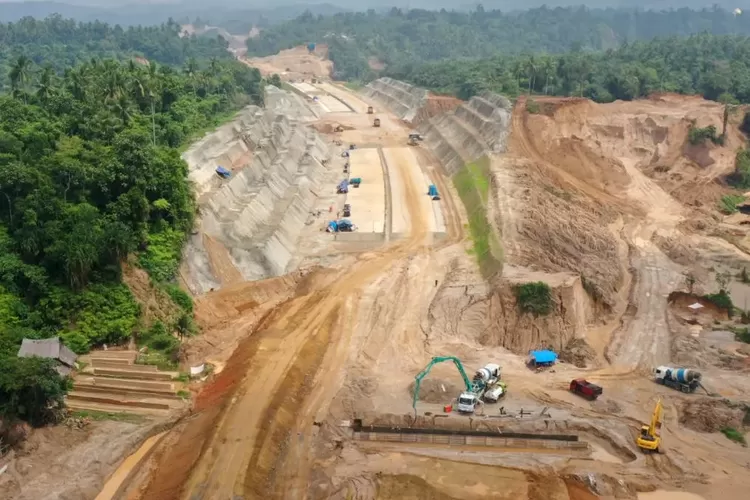 Hutama Karya memastikan pembangunan Jalan Tol Padang-Sicincin di Sumatera Barat berjalan sesuai standar meski silakukan percepatan. Tol ini merupakan bagian dari Jalan Tol Trans Sumatera (JTTS). (Instagram: PUPR_BPJT)